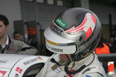 Kurt Thiim på vej ind i Nissan 350 Z raceren.
(Foto: Natascha Theisen)